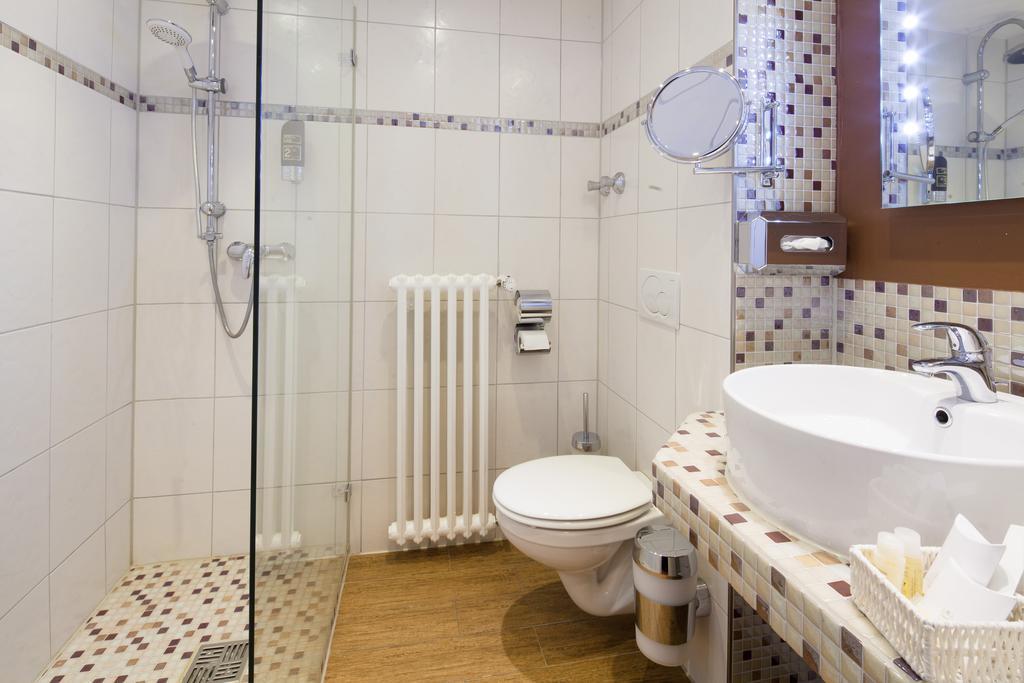 Hotel Mondial Лангенфелд Екстериор снимка