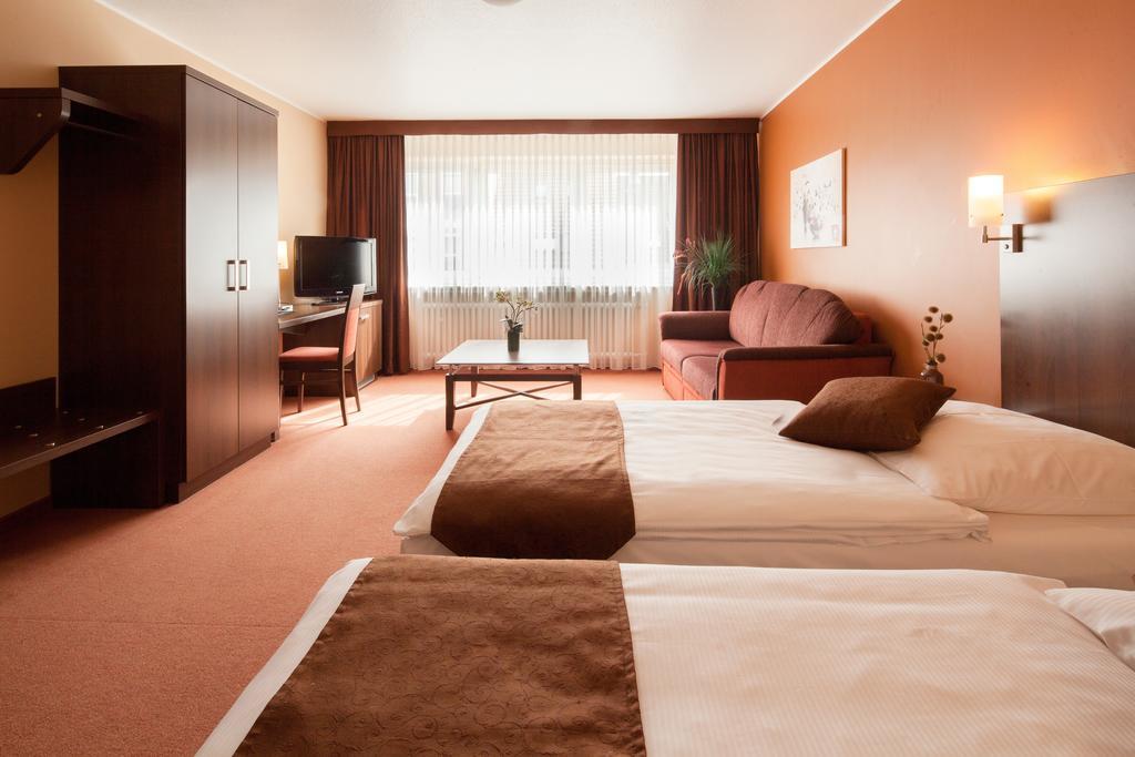 Hotel Mondial Лангенфелд Стая снимка