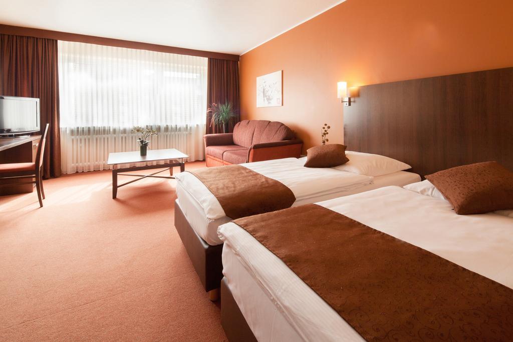 Hotel Mondial Лангенфелд Стая снимка