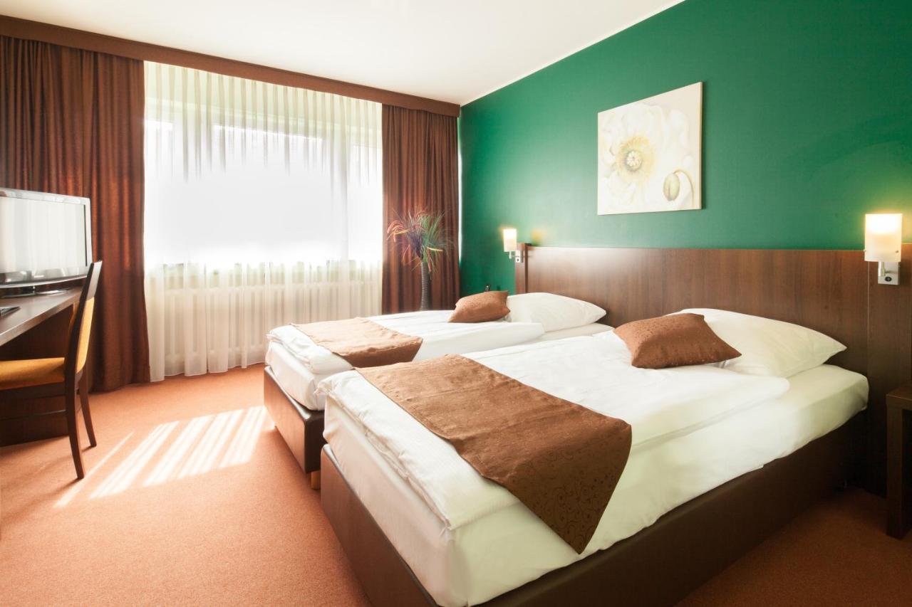 Hotel Mondial Лангенфелд Екстериор снимка