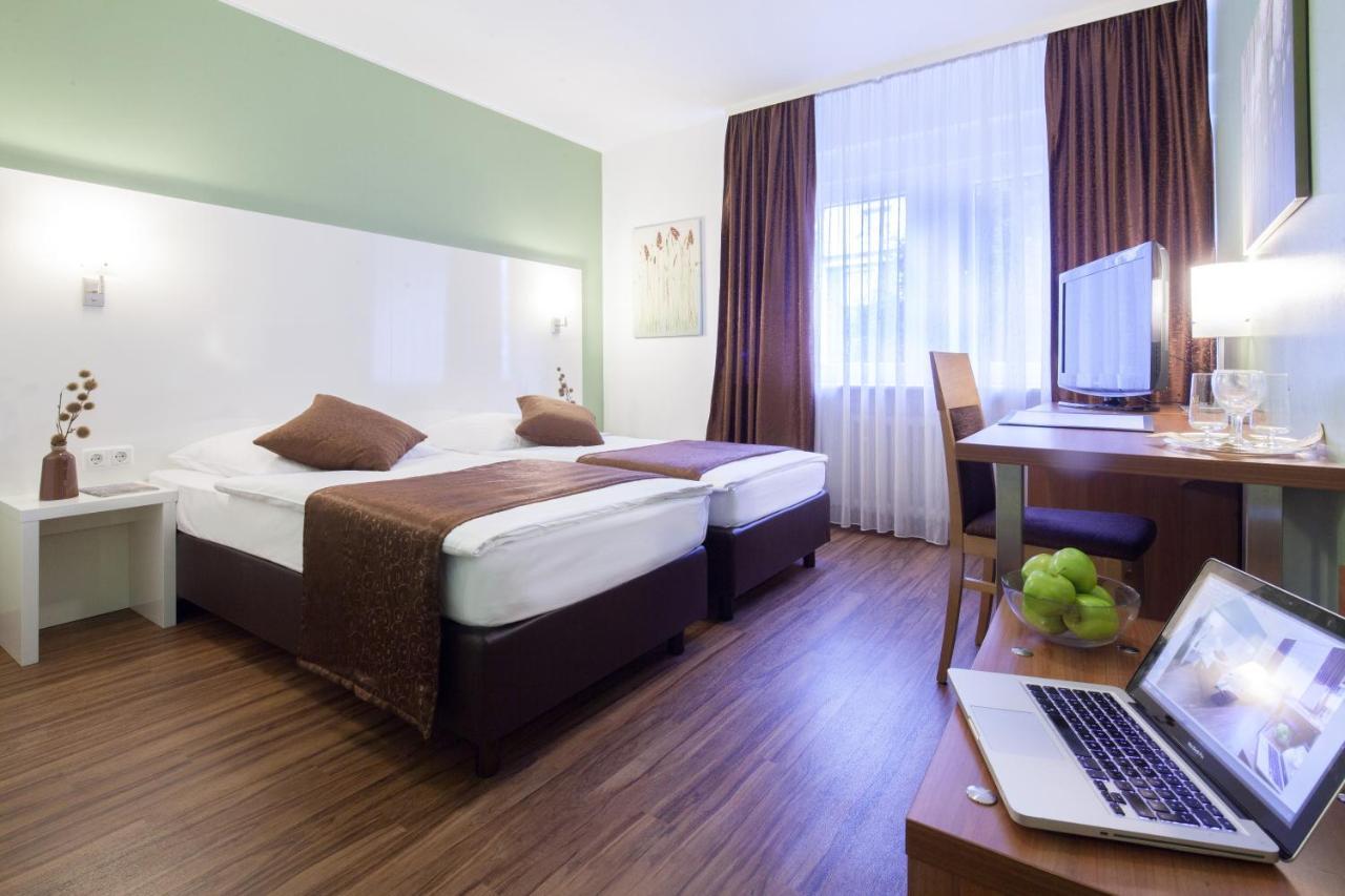 Hotel Mondial Лангенфелд Екстериор снимка